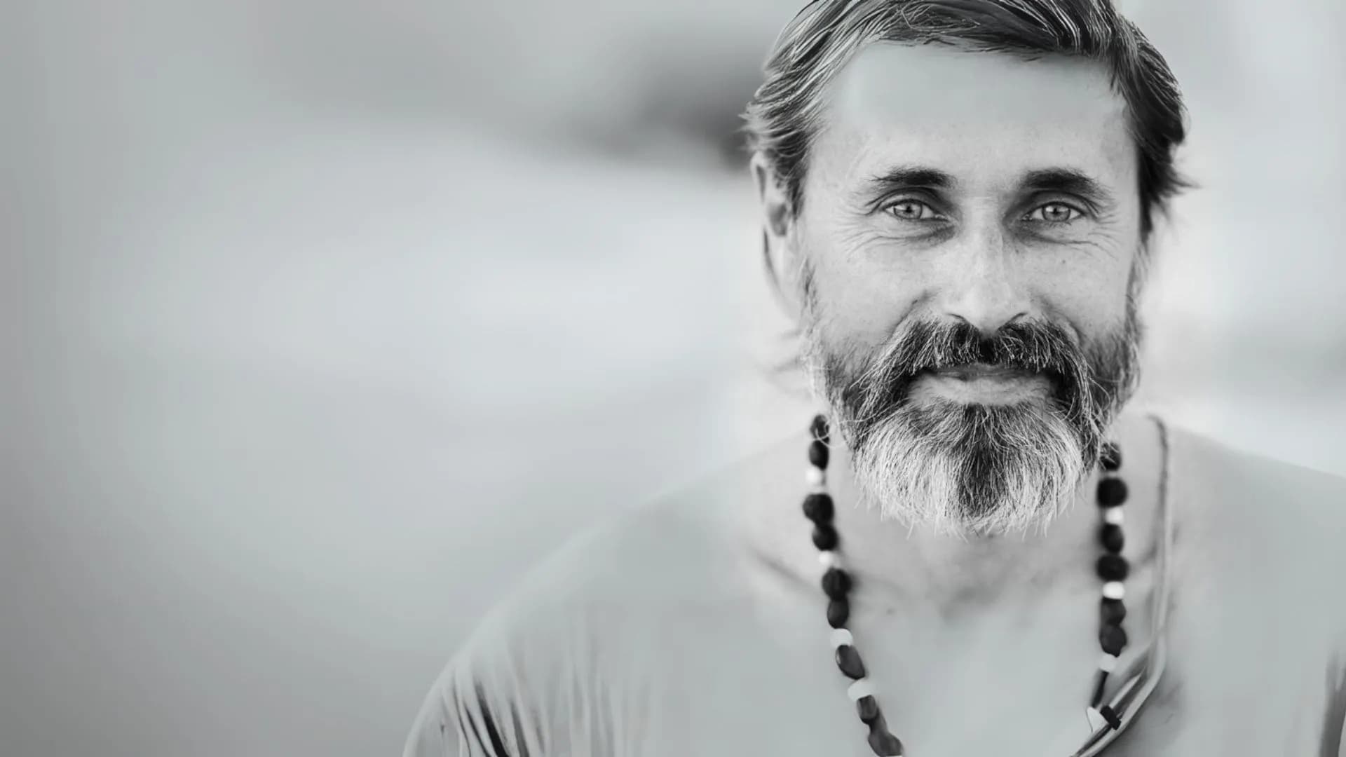 mujer con una laptop en mano en una reunión virtual